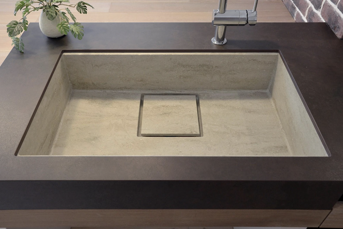 キッチンシンクに人工大理石を選ぶメリットは？注意点やステンレスとの比較を解説
