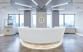 お客様をやさしく迎え入れる受付カウンター