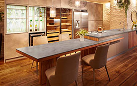 東生き生きと緑に彩られ力強く佇むキッチン  クチーナ 大阪ショールーム