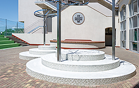 東生き生きと緑に彩られ力強く佇むキッチン  クチーナ 大阪ショールーム