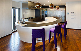 東生き生きと緑に彩られ力強く佇むキッチン  クチーナ 大阪ショールーム