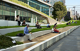 ボートレースの航跡と白波をモチーフとした憩いの広場