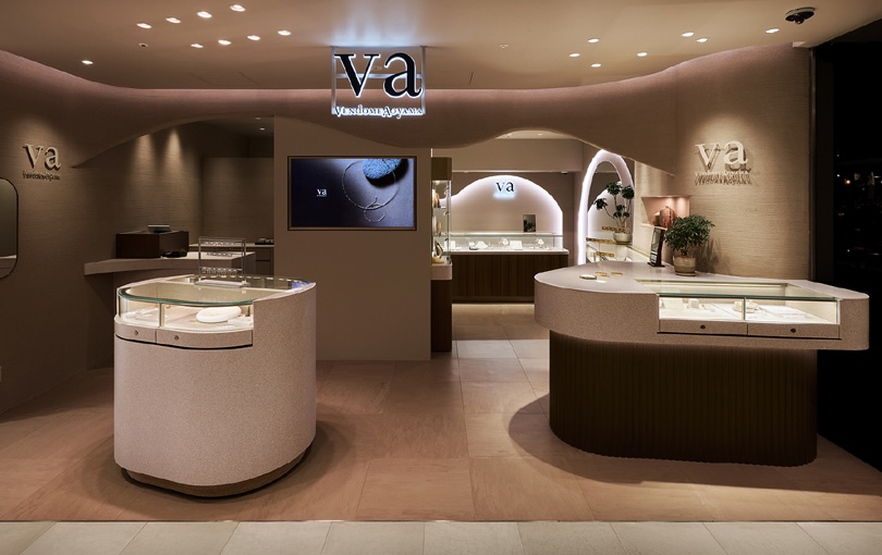 とりどりの煌めきを包み込む大地のようなショーケース